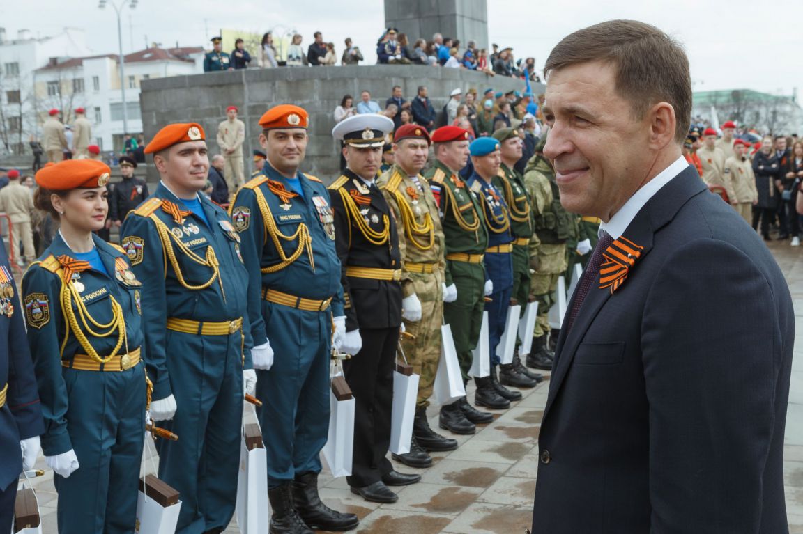 Евгений Куйвашев поздравил ветеранов и всех свердловчан с Днем Победы -  «Уральский рабочий»